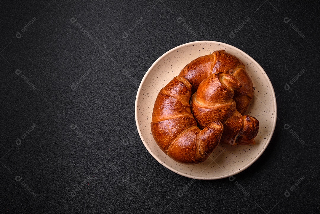 Deliciosos croissants crocantes assados ​​como elemento de um café da manhã revigorante e nutritivo.