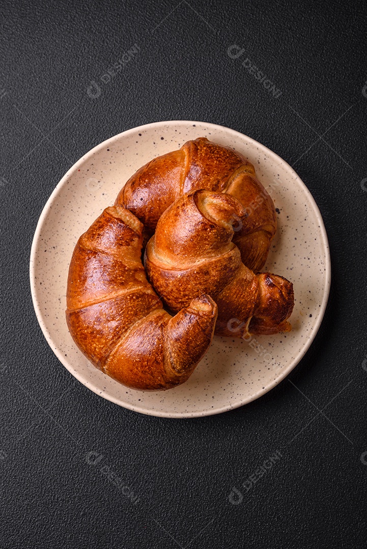 Deliciosos croissants crocantes assados ​​como elemento de um café da manhã revigorante e nutritivo.