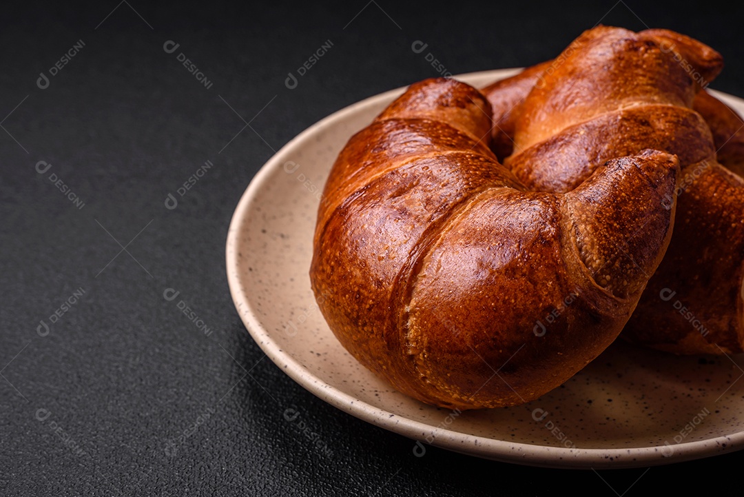 Deliciosos croissants crocantes assados ​​como elemento de um café da manhã revigorante e nutritivo.