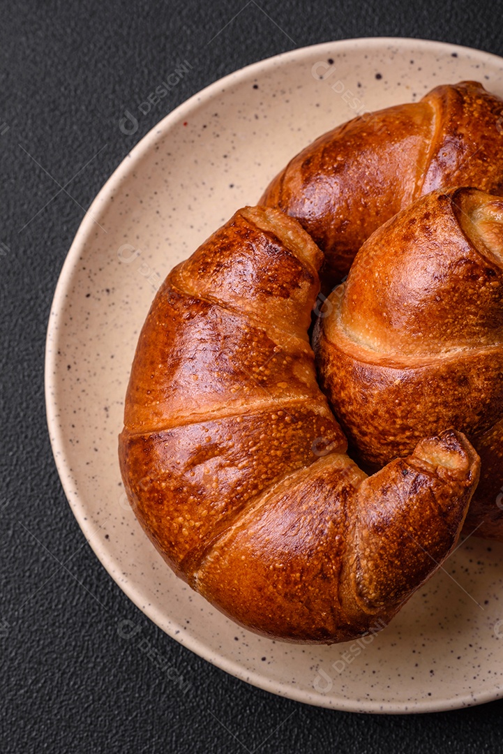 Deliciosos croissants crocantes assados ​​como elemento de um café da manhã revigorante e nutritivo.