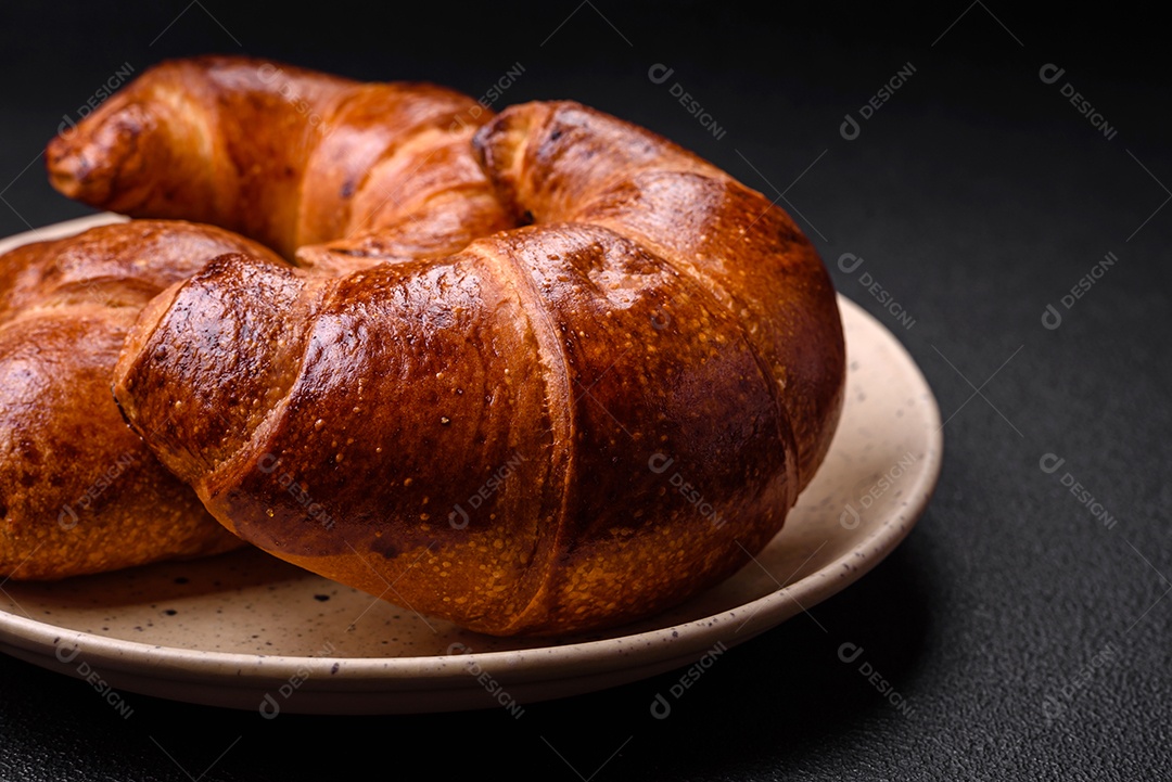 Deliciosos croissants crocantes assados ​​como elemento de um café da manhã revigorante e nutritivo.