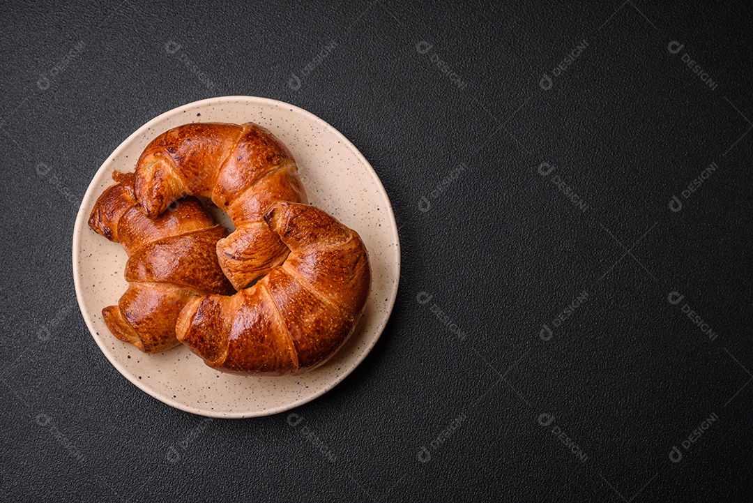 Deliciosos croissants crocantes assados ​​como elemento de um café da manhã revigorante e nutritivo.