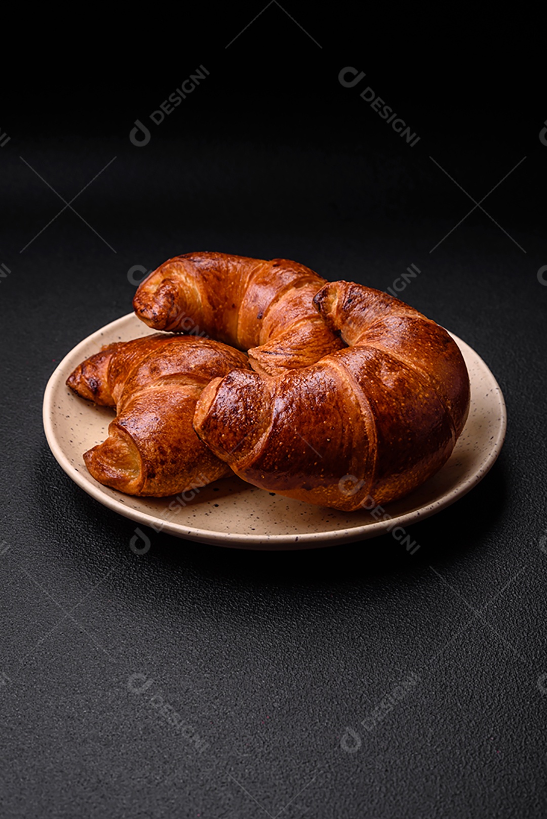 Deliciosos croissants crocantes assados ​​como elemento de um café da manhã revigorante e nutritivo.