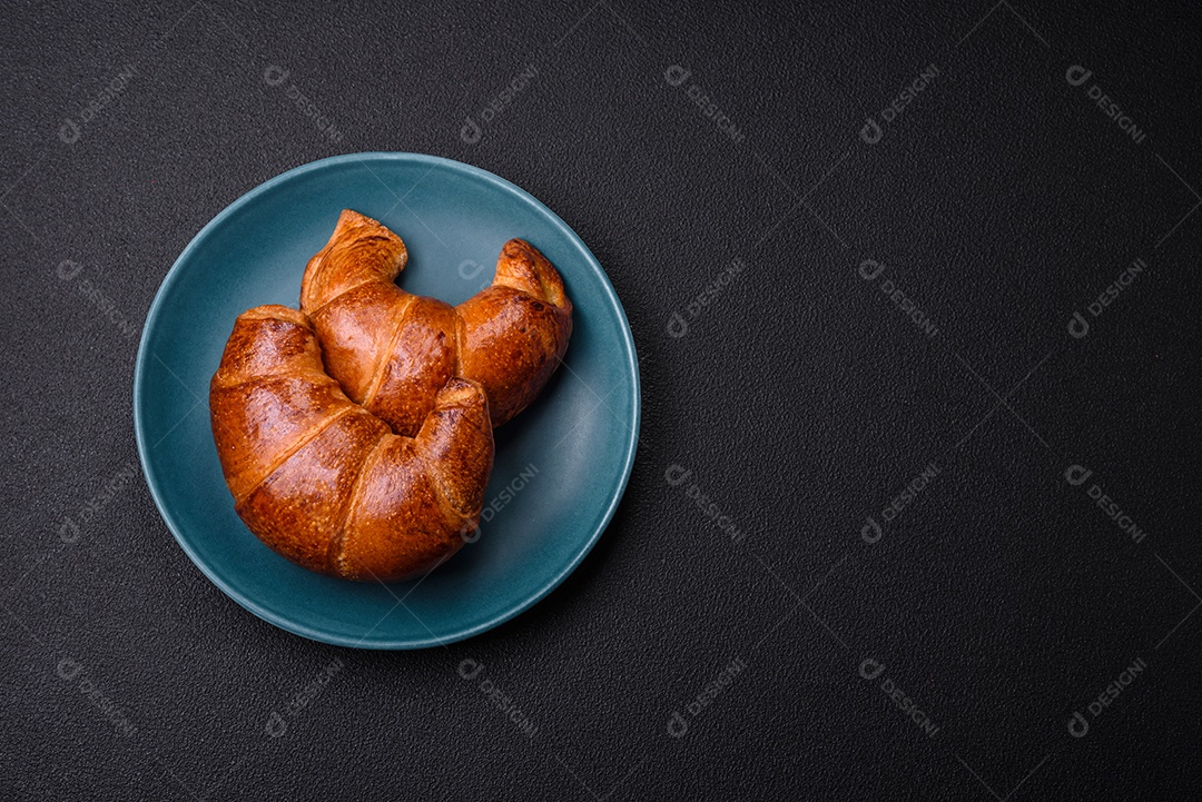 Deliciosos croissants crocantes assados ​​como elemento de um café da manhã revigorante e nutritivo.
