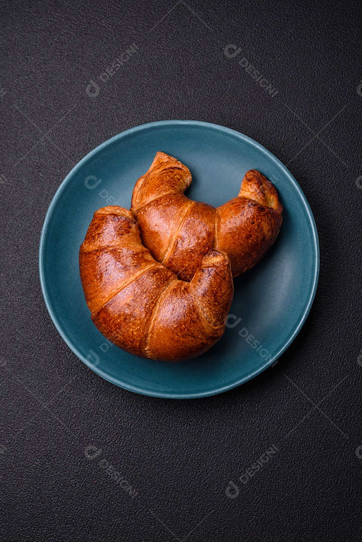 Deliciosos croissants crocantes assados ​​como elemento de um café da manhã revigorante e nutritivo.