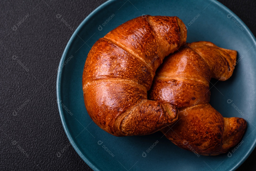Deliciosos croissants crocantes assados ​​como elemento de um café da manhã revigorante e nutritivo.