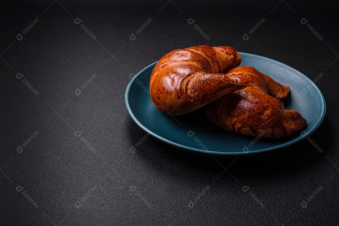 Deliciosos croissants crocantes assados ​​como elemento de um café da manhã revigorante e nutritivo.