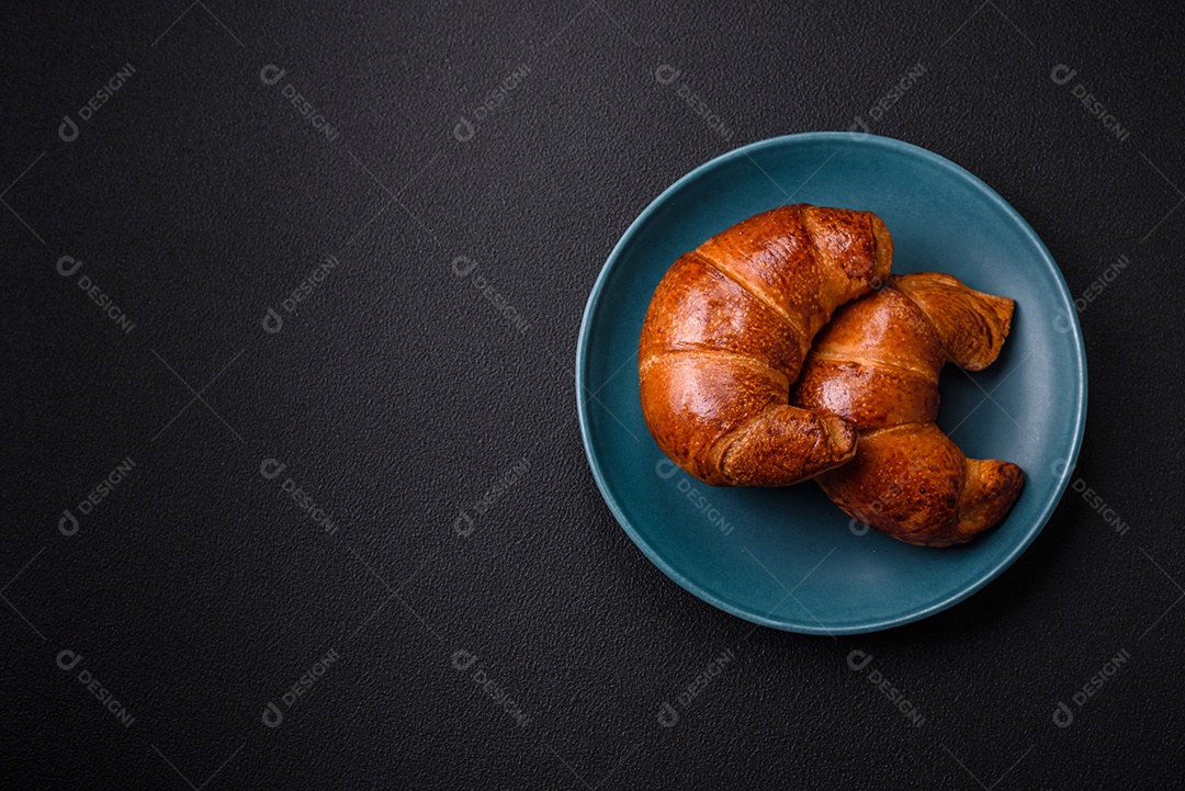 Deliciosos croissants crocantes assados ​​como elemento de um café da manhã revigorante e nutritivo.
