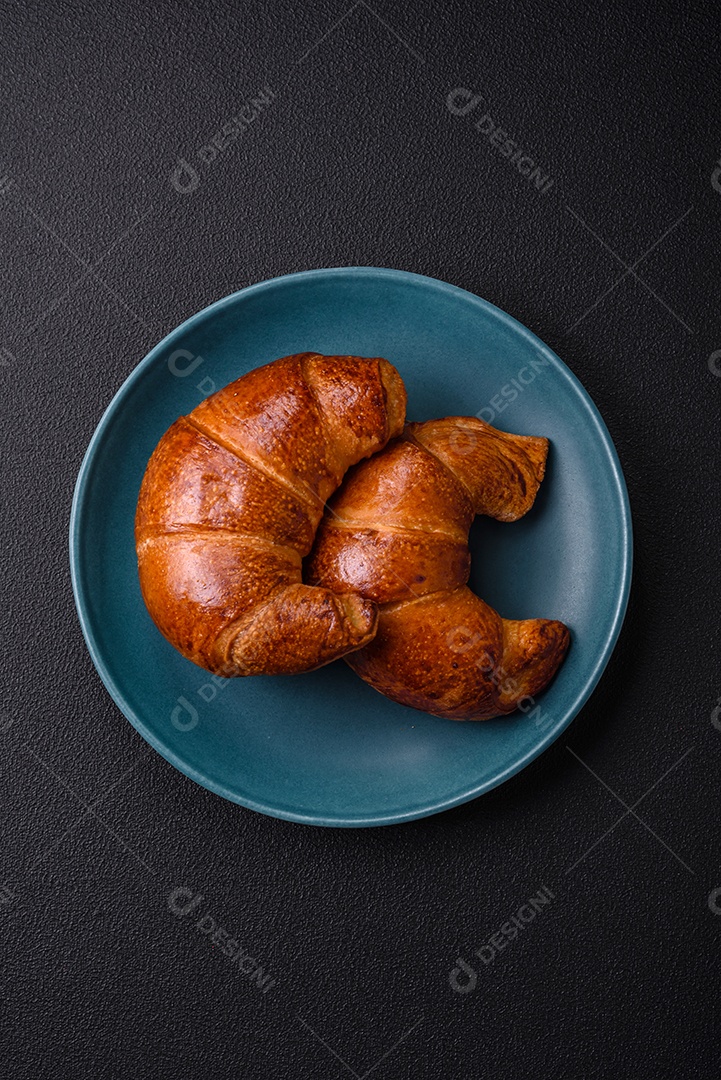 Deliciosos croissants crocantes assados ​​como elemento de um café da manhã revigorante e nutritivo.