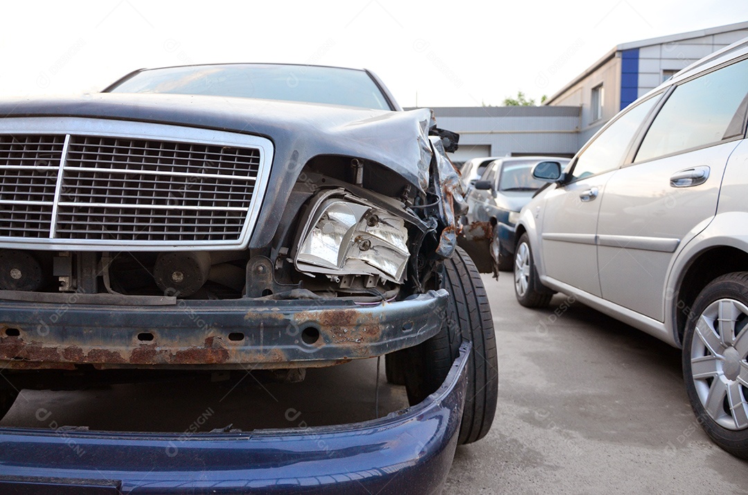 Parachoque e farol de carro quebrado