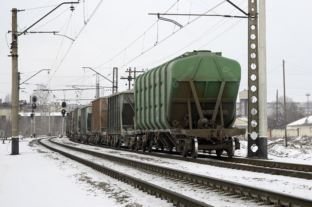 Trem em trilhos em um dia de inverno