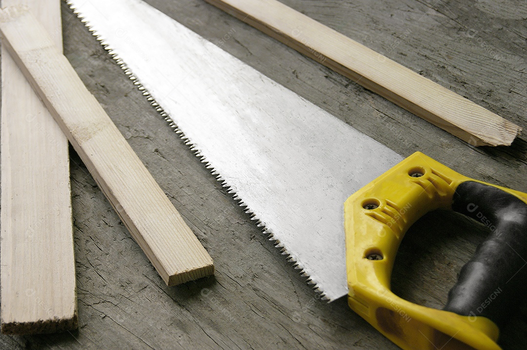 Tábuas e serra manual