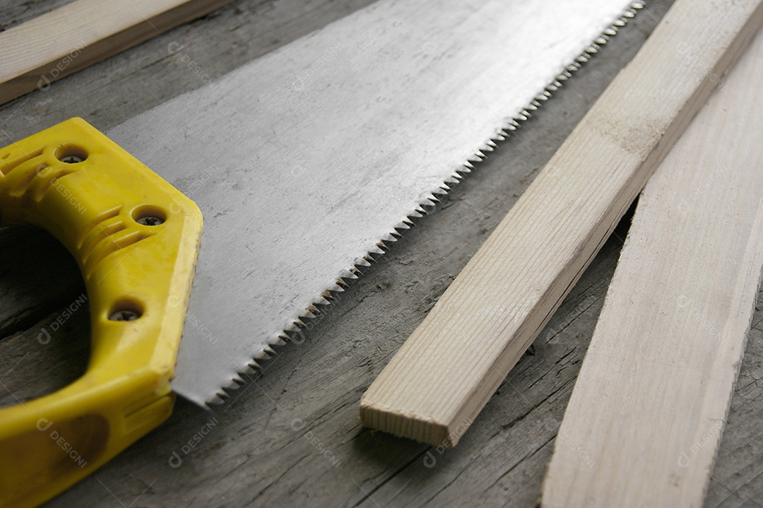 Serrote de corta madeira