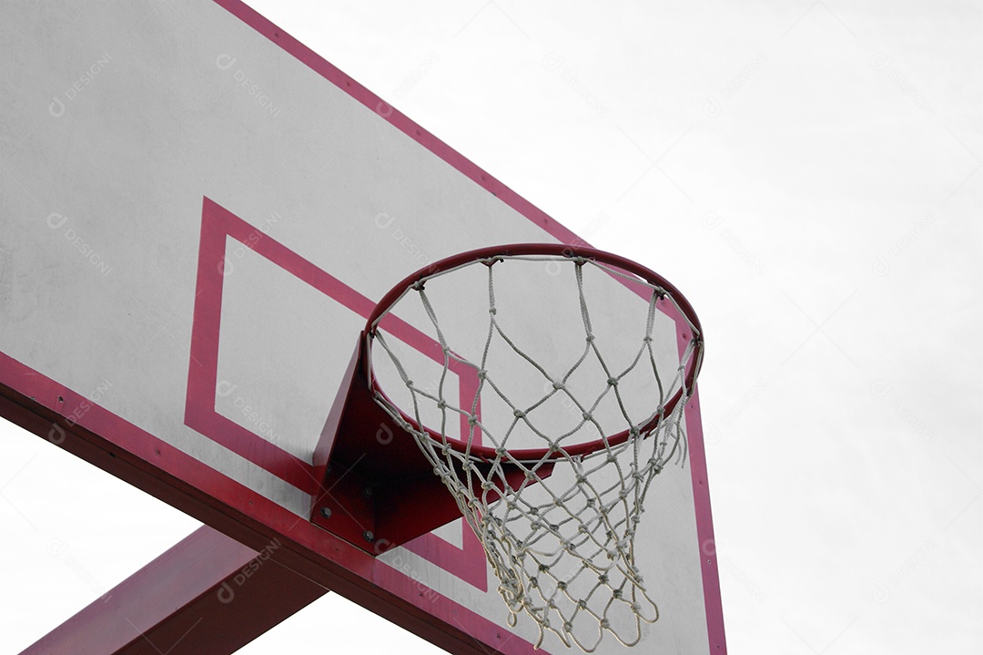 Cesta de basquete com céu nublado
