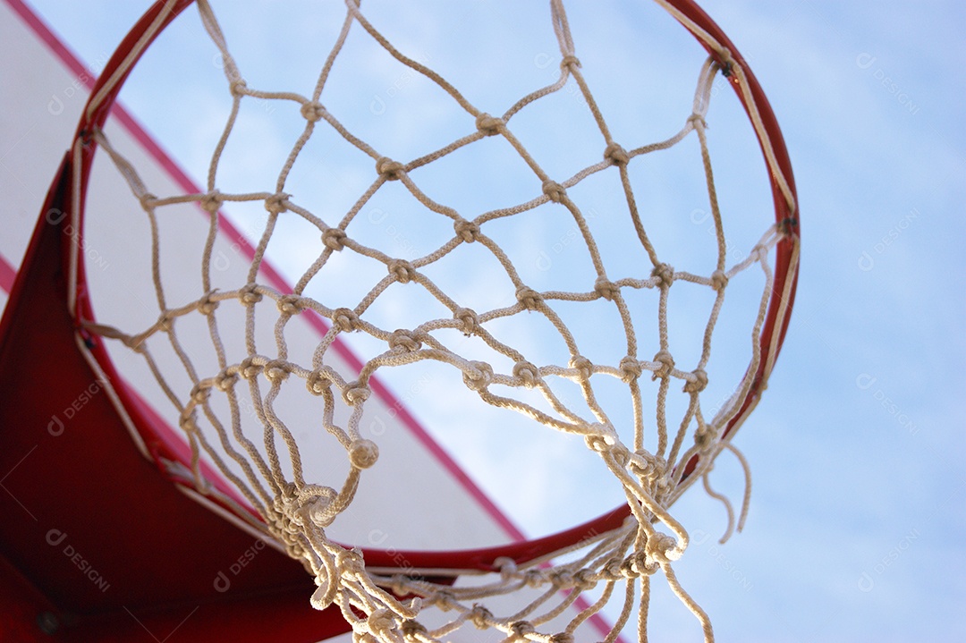 Cesta de basquete com lindo céu de fundo