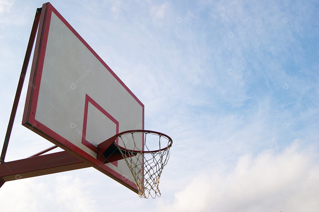 Cesta de basquete com lindo céu de fundo