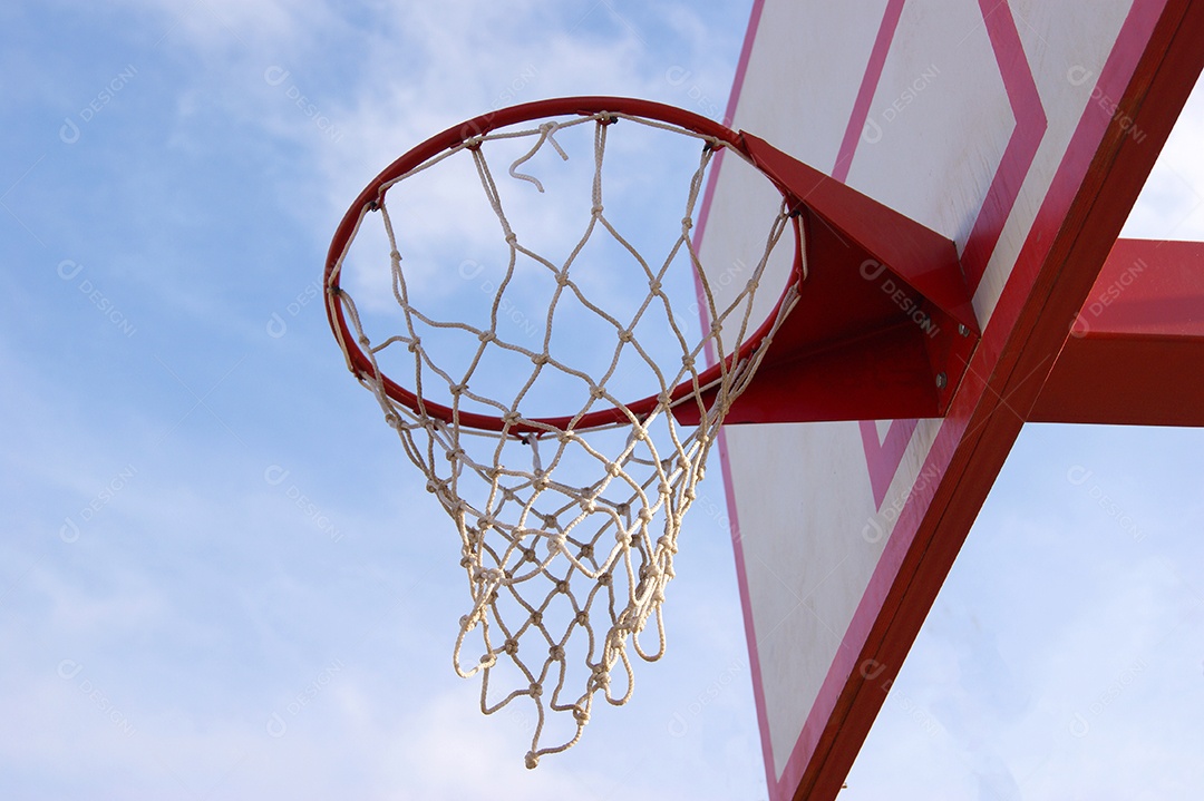 Cesta de basquete com céu e nuvens