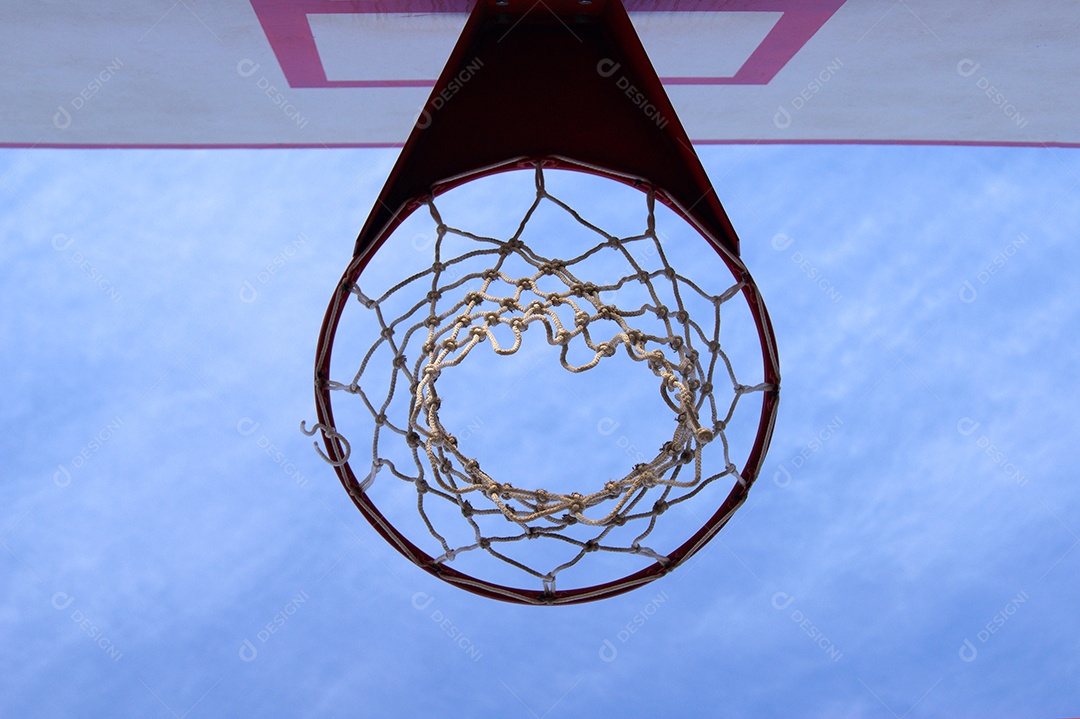 Cesta de basquete com céu e nuvens