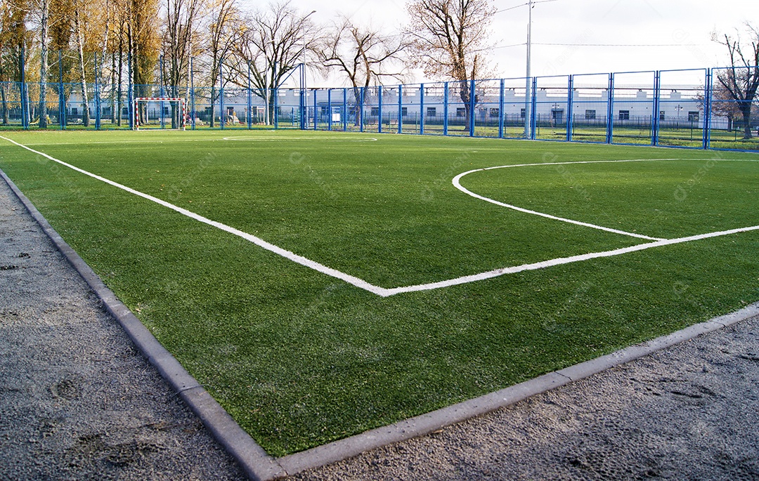 Campo de futebol de relva artificial verde no parque