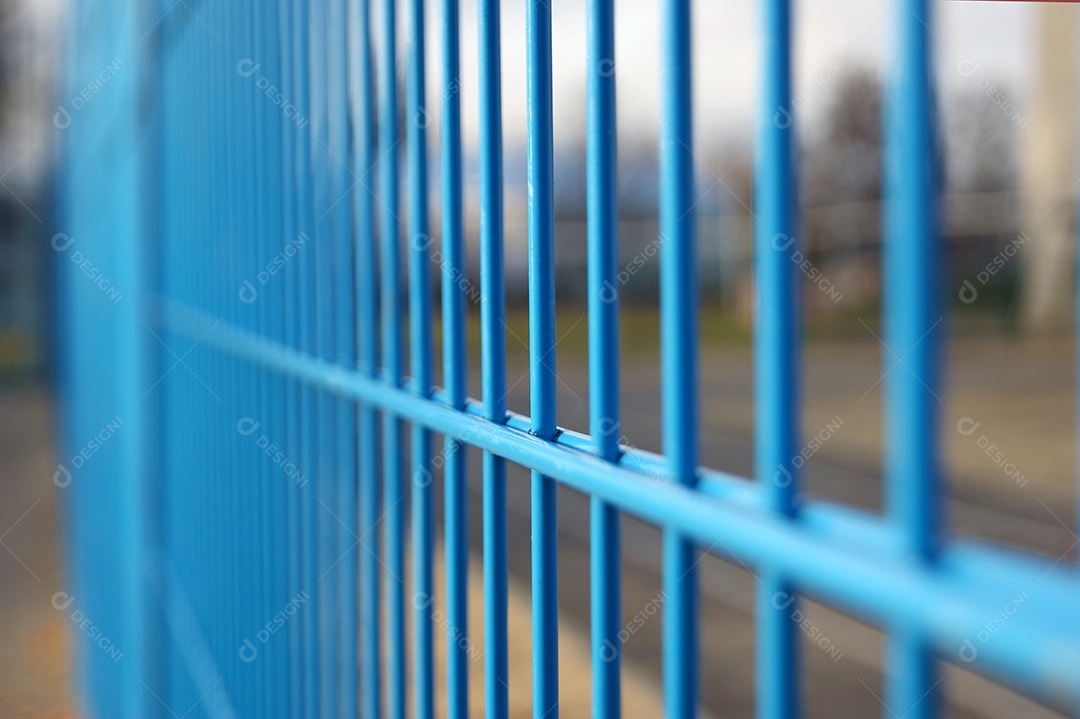 Cerca metal fina azul delimitando a área
