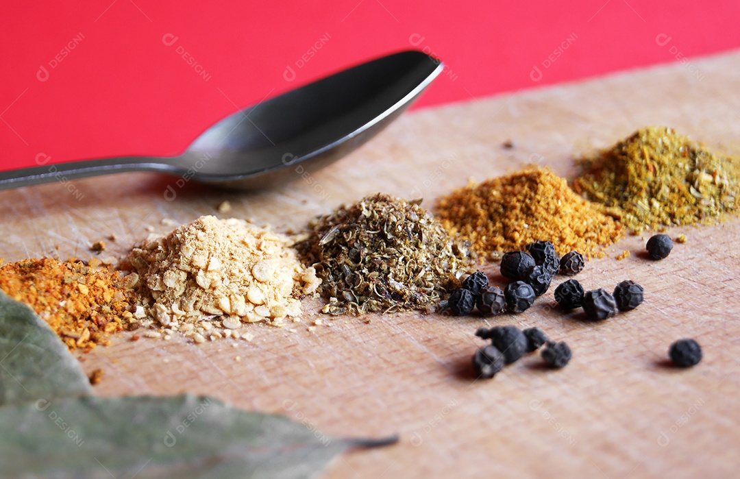 Cachos de especiarias em uma tábua de madeira.