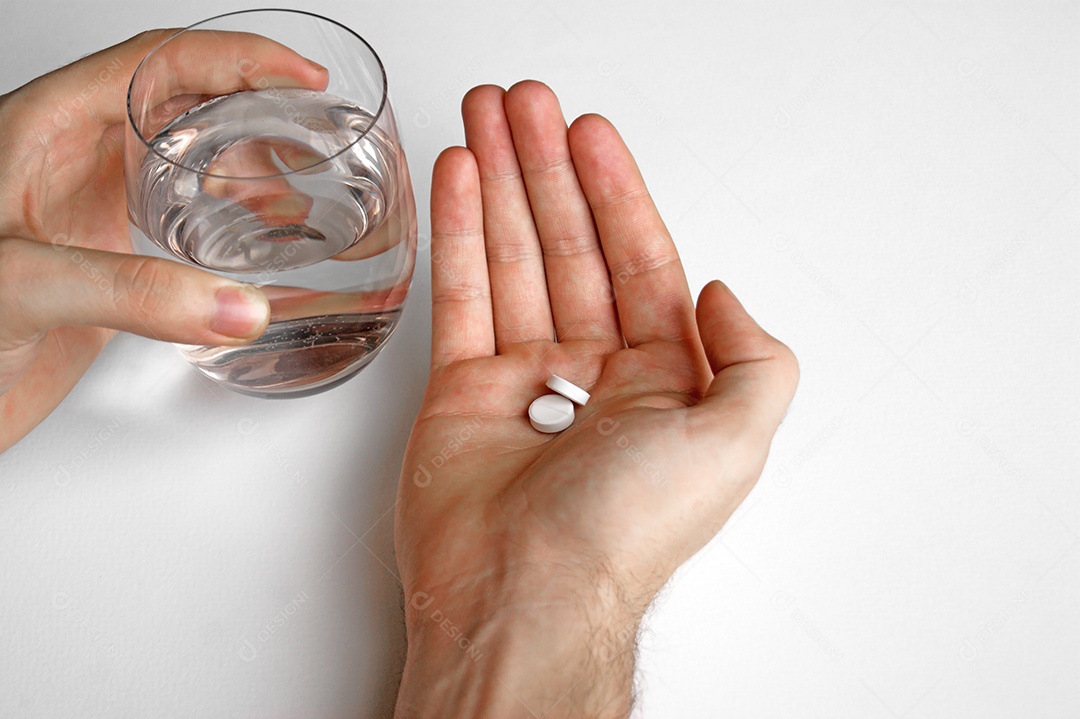 Um homem tem na mão uma porção de comprimidos para tratamento.