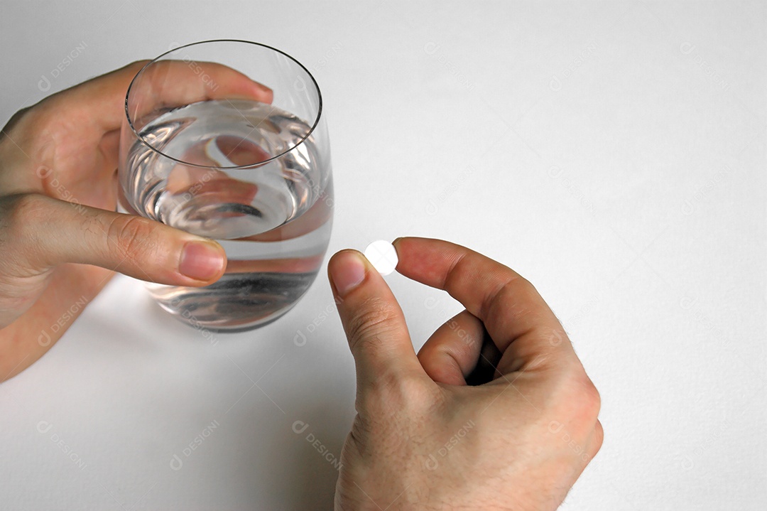 Um homem tem na mão uma porção de comprimidos para tratamento.