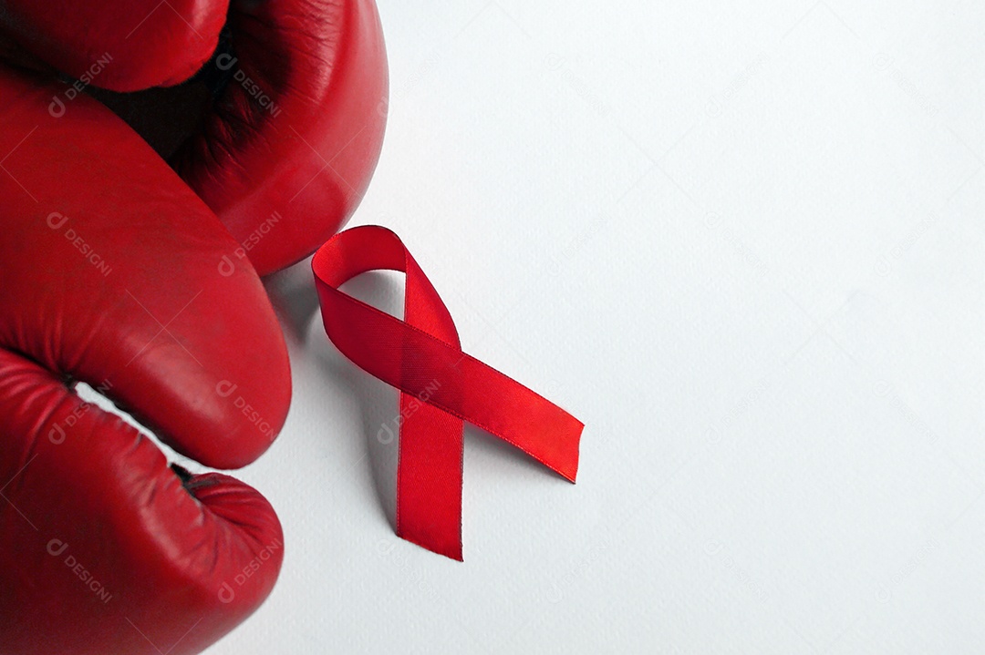 Luvas de boxe e fita vermelha em fundo isolado branco