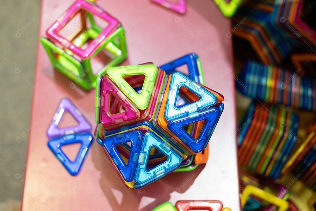 Vista superior dos brinquedos de quebra-cabeça magnético infantil