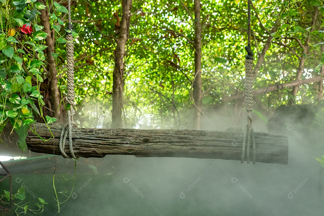 Musgo de folhagem verde e exuberante e samambaia frescas com um clima enevoado