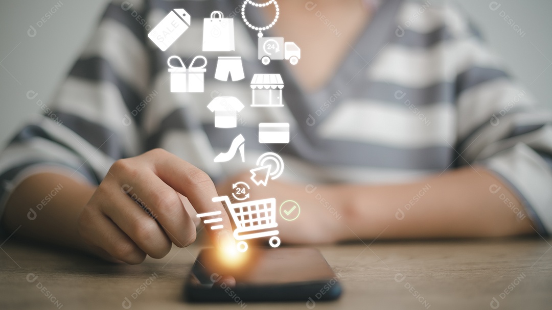 Mulheres com smartphones móveis em mãos pagam on-line e fazem compras em redes globais de interface virtual