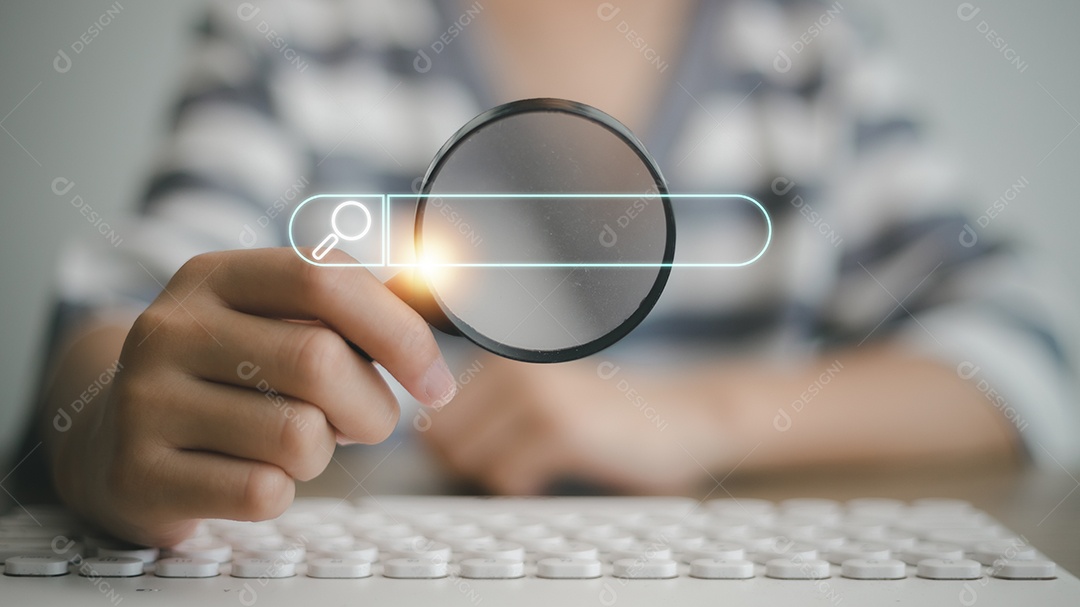 As pessoas usam lupas para pesquisar informações na internet com ícones de caixa de pesquisa e espaço de cópia.