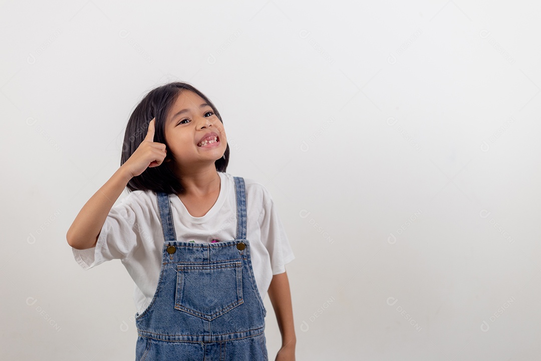 Retrato de uma linda menina asiática feliz e alegre em um fundo branco.