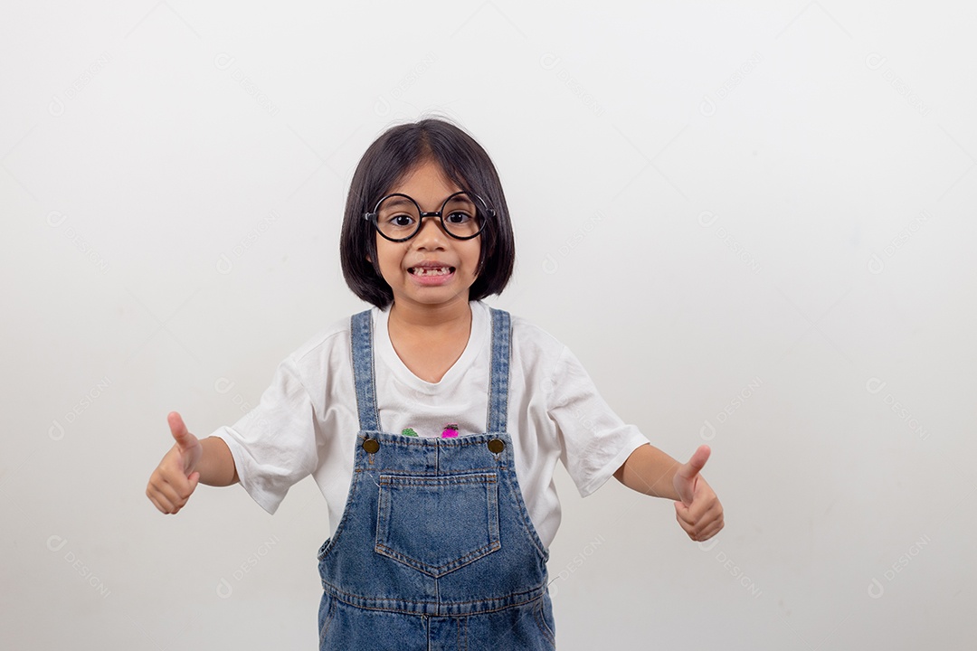 Retrato de uma linda menina asiática feliz e alegre em um fundo branco.