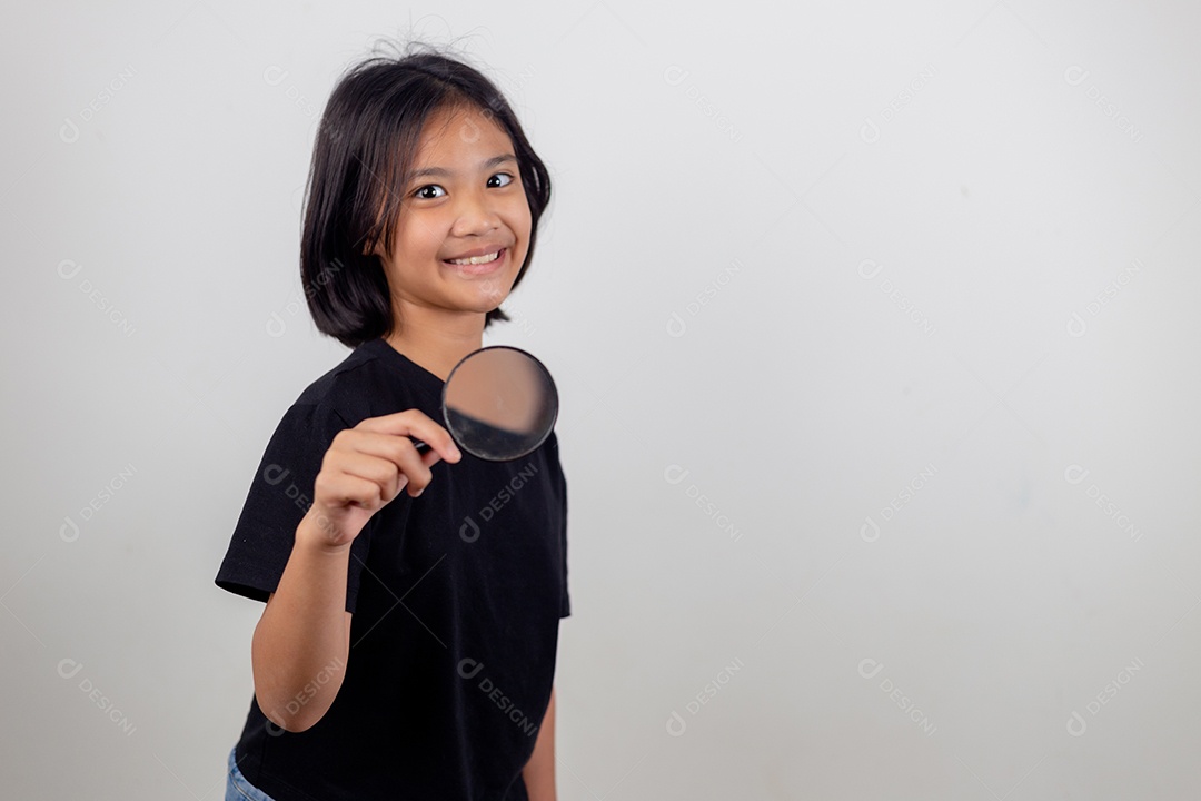 Menina olhando através de uma lupa