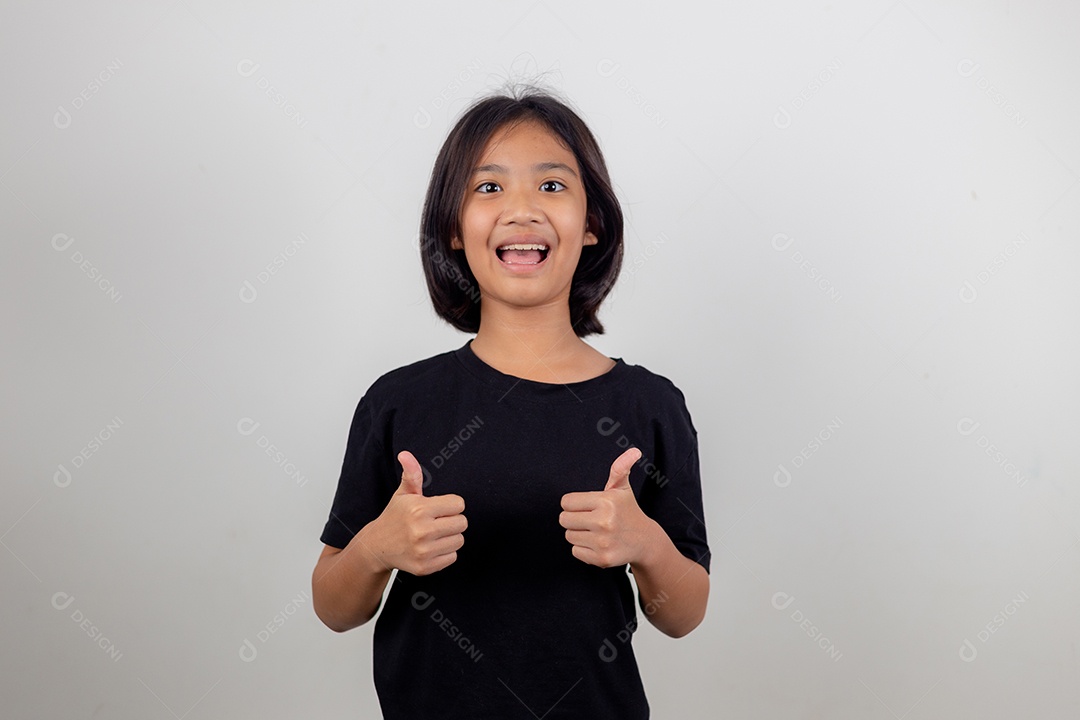 Menina olhando através de uma lupa