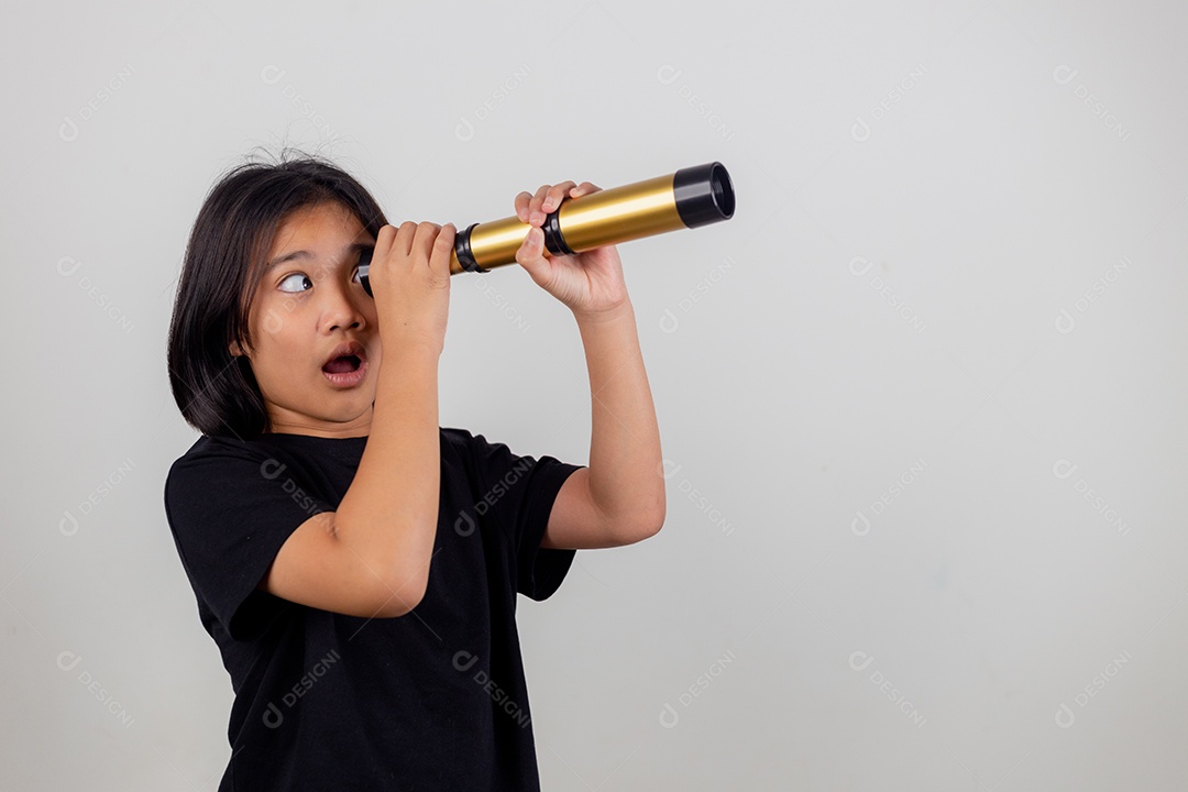 Felizes meninas asiáticas olhando para frente e sorrindo criança com os binóculos.