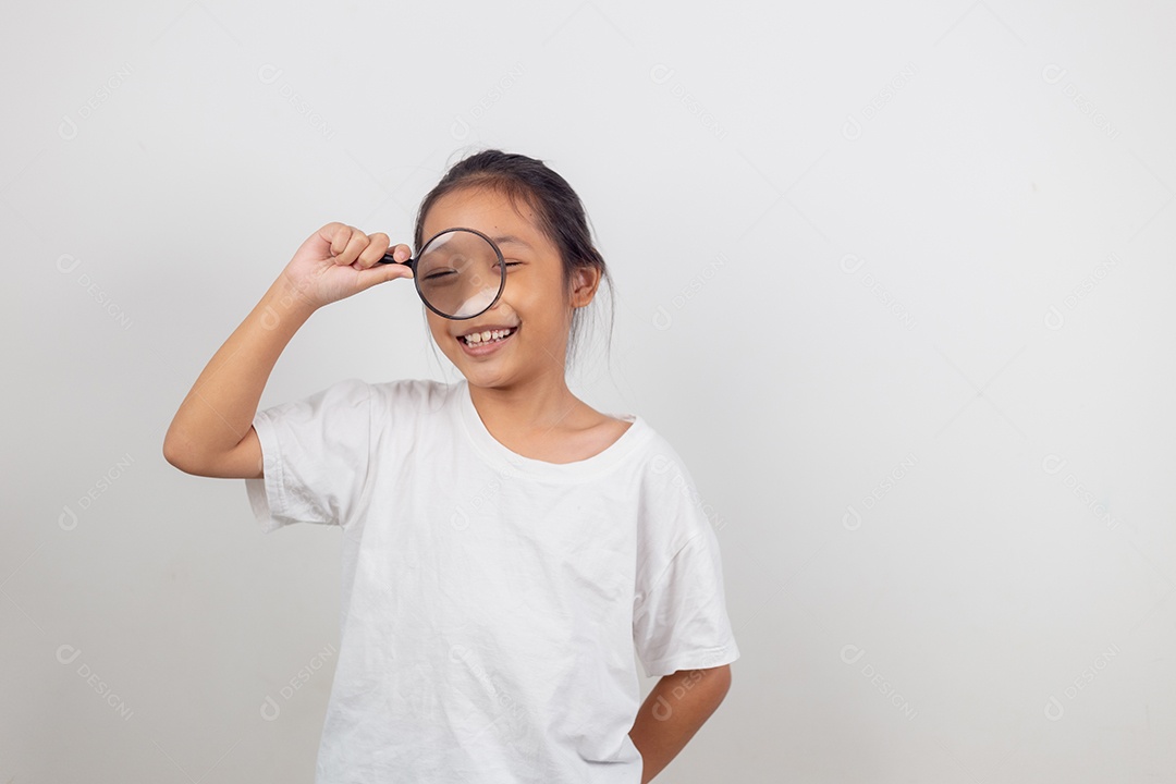 Menina olhando através de uma lupa