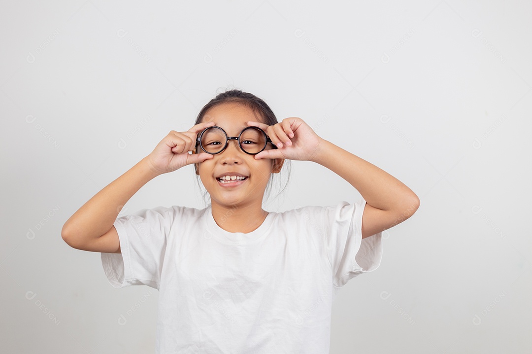 Menina olhando através de uma lupa