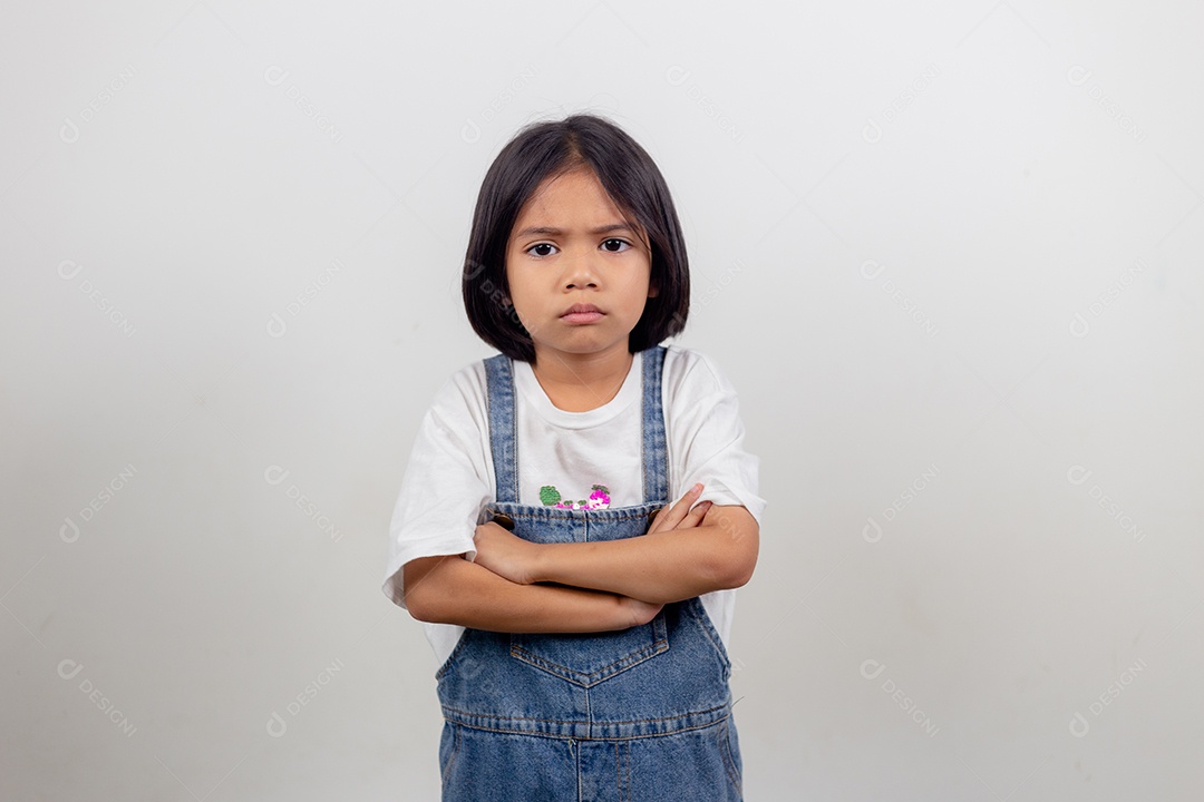 Menina irritada sobre fundo branco, conceito de sinal e gesto