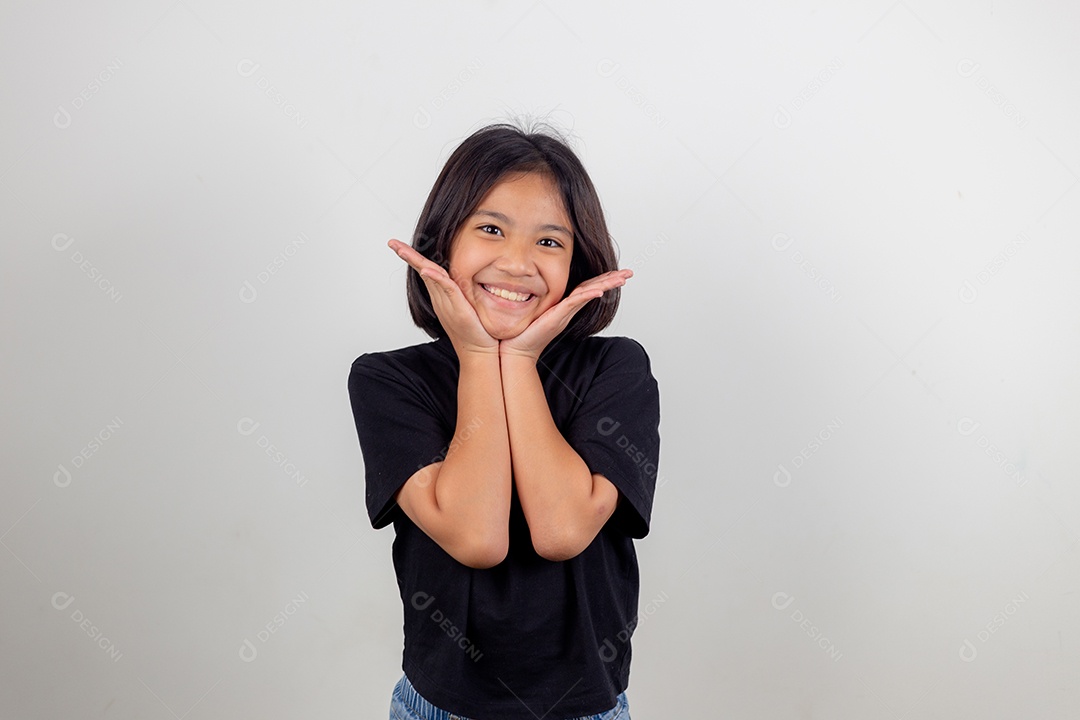 Retrato de uma linda menina asiática feliz e alegre em um fundo branco.