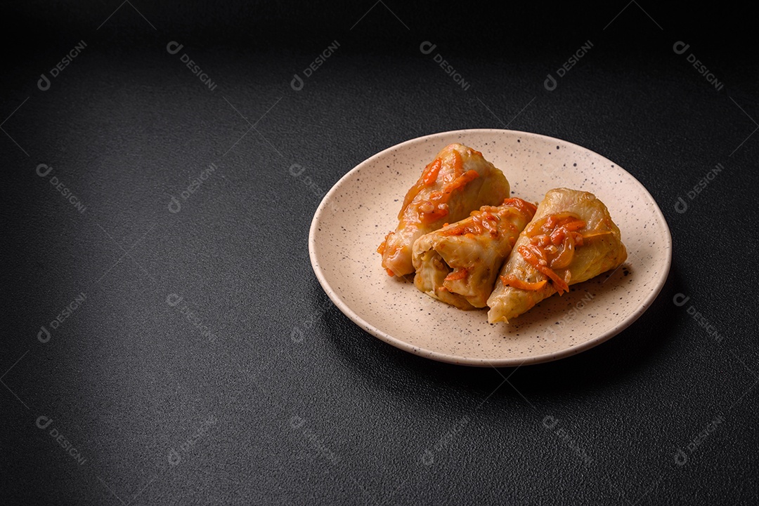 Deliciosos rolinhos de repolho com carne, arroz, sal, especiarias e ervas. Prato tradicional da culinária ucraniana