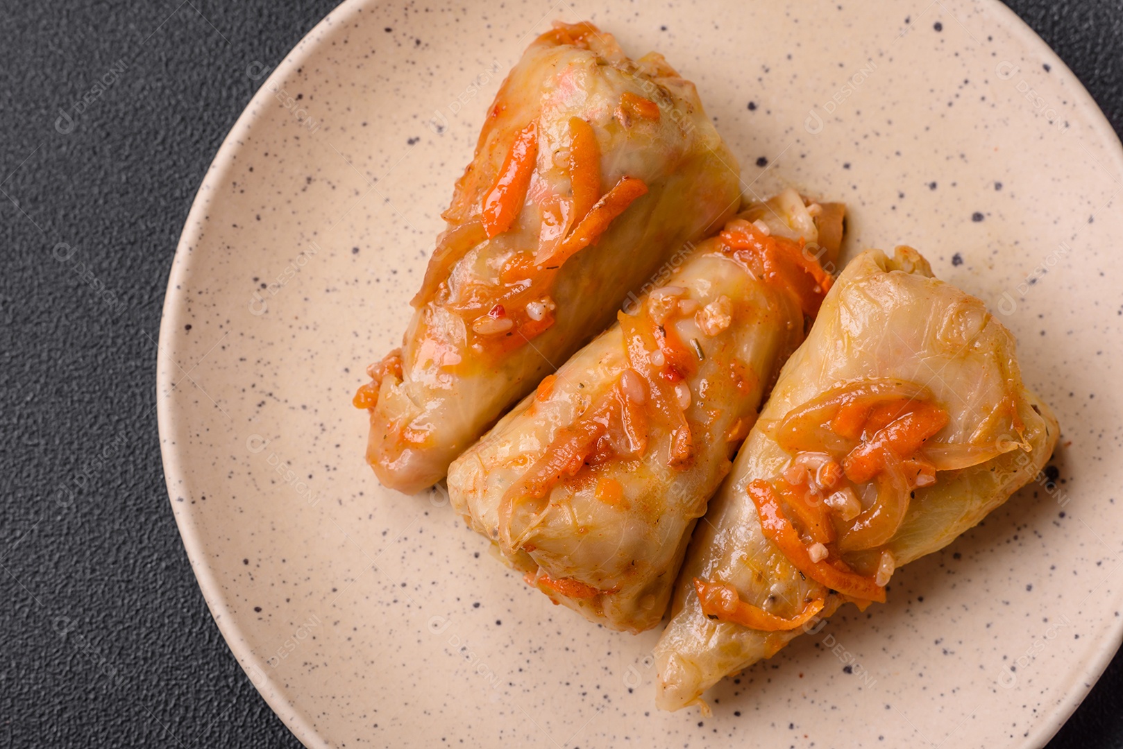 Deliciosos rolinhos de repolho com carne, arroz, sal, especiarias e ervas. Prato tradicional da culinária ucraniana