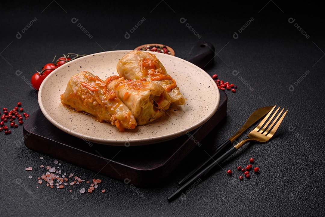 Deliciosos rolinhos de repolho com carne, arroz, sal, especiarias e ervas. Prato tradicional da culinária ucraniana