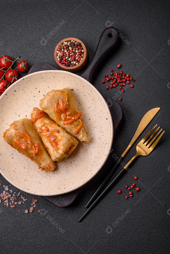 Deliciosos rolinhos de repolho com carne, arroz, sal, especiarias e ervas. Prato tradicional da culinária ucraniana