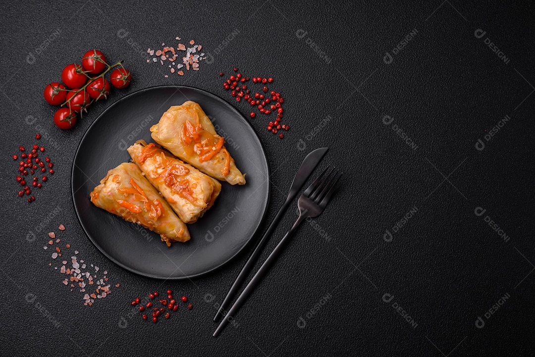 Deliciosos rolinhos de repolho com carne, arroz, sal, especiarias e ervas. Prato tradicional da culinária ucraniana