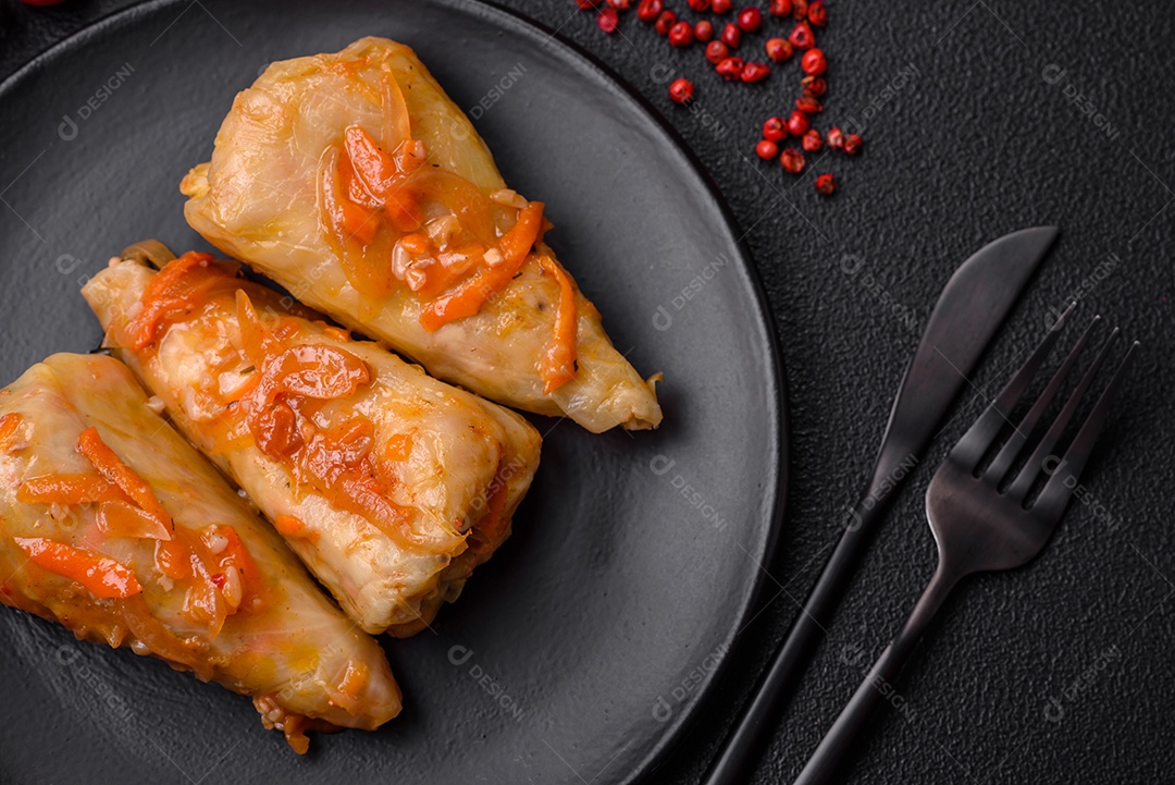 Deliciosos rolinhos de repolho com carne, arroz, sal, especiarias e ervas. Prato tradicional da culinária ucraniana