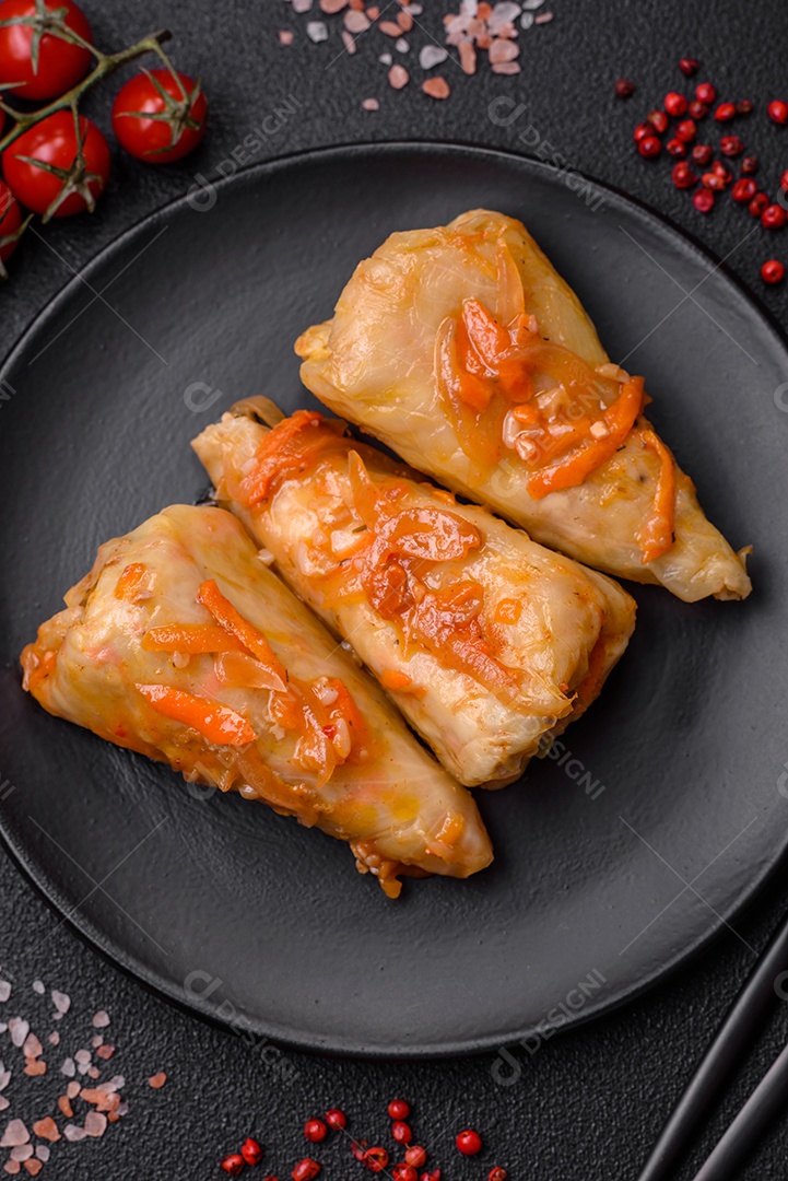 Deliciosos rolinhos de repolho com carne, arroz, sal, especiarias e ervas. Prato tradicional da culinária ucraniana