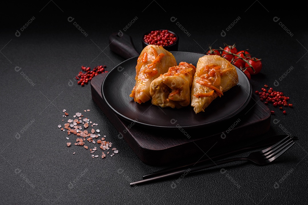 Deliciosos rolinhos de repolho com carne, arroz, sal, especiarias e ervas. Prato tradicional da culinária ucraniana