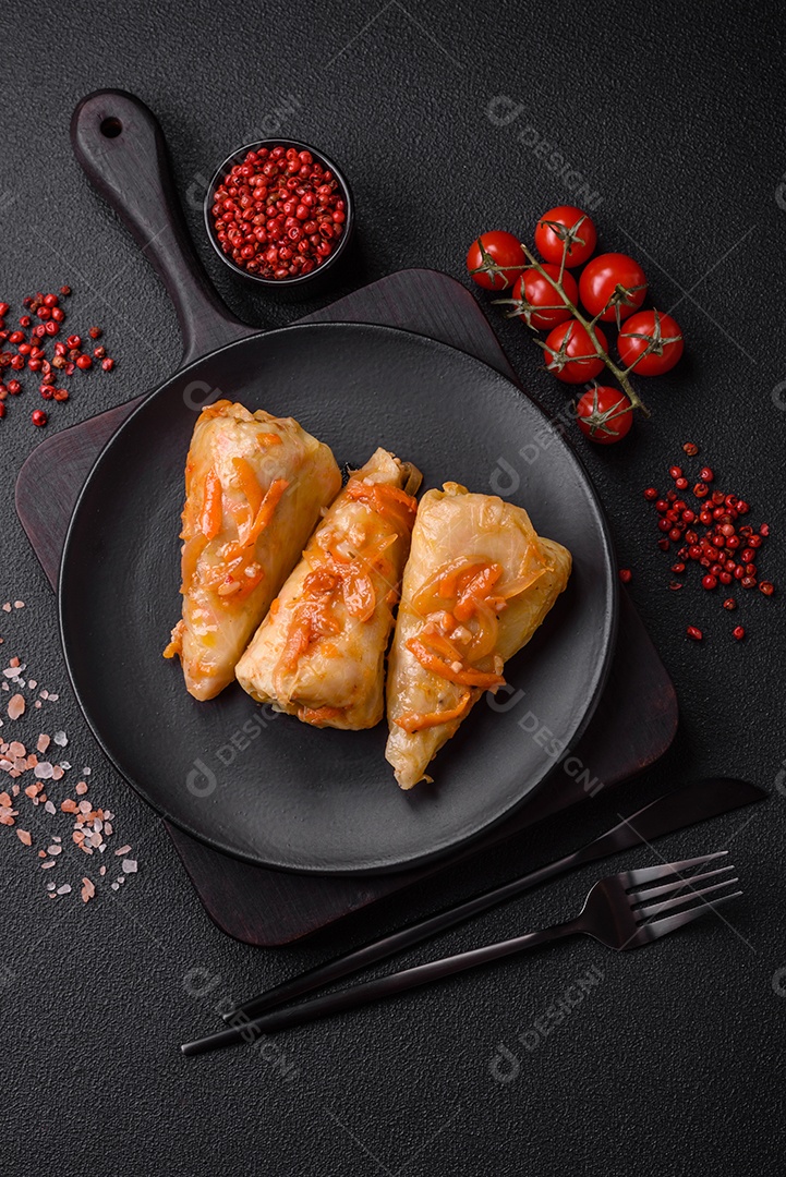 Deliciosos rolinhos de repolho com carne, arroz, sal, especiarias e ervas. Prato tradicional da culinária ucraniana